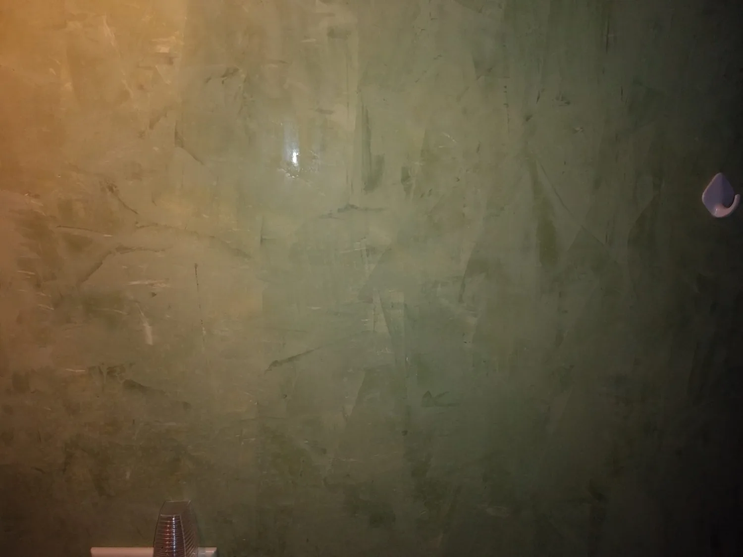 Decorative plaster with tonal variation